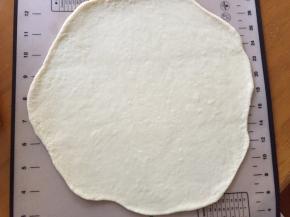  拿出排气，用擀面棒擀成大圆片