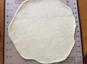  拿出排气，用擀面棒擀成大圆片