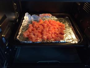 将鸡肉放入烤箱烤15分钟，180度中层上下火