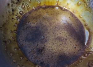 用少量的牛奶或奶油加热后冲入咖啡中，调成咖啡液