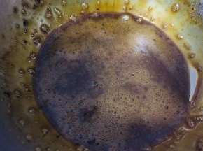 用少量的牛奶或奶油加热后冲入咖啡中，调成咖啡液