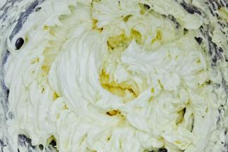 打发后的黄油明显变得蓬松，分量变多