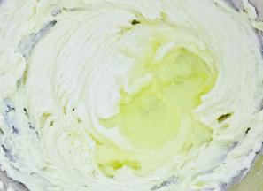 分三到四次加入打散的蛋液，每一都要搅打至蛋液和黄油充分融合后再加入下一次