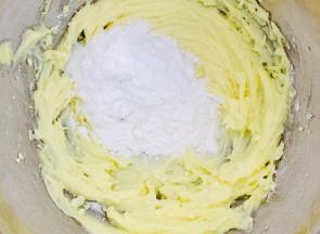 黄油加糖粉软化后打发至颜色变浅，体积变大