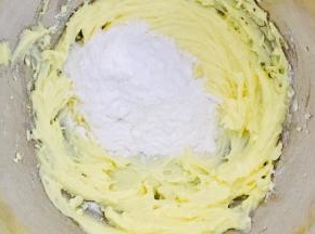 黄油加糖粉软化后打发至颜色变浅，体积变大