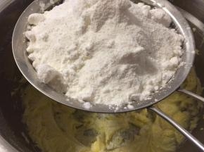 低粉泡打粉过筛筛入黄油中，翻拌均匀
