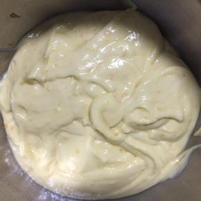 倒入冲好的咖啡液，翻拌均匀，并倒入模具中。然后加入提前备好的糖渍坚果，琥珀核桃等，如果不喜欢坚果类的也可以不加。烤箱预热好，160度中层上下火，50分钟左右