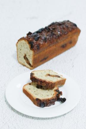 烤好的蛋糕及时脱模，冷却后，用保鲜膜包好送入冰箱冷藏保存。