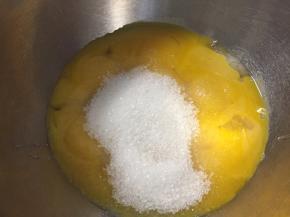 鸡蛋和砂糖混匀后打散