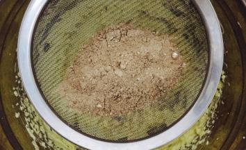 然后过筛，倒入蛋液中，翻拌均匀后，倒入融化的黄油液