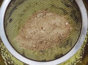 然后过筛，倒入蛋液中，翻拌均匀后，倒入融化的黄油液