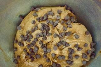 然后倒入巧克力豆，用手动打蛋器混合均匀，送入冰箱冷藏一个小时左右