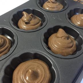 冷藏后的面糊装入裱花袋然后挤入模具中，室温回温至面糊变软，呈缓慢流动状态。送入烤箱180度中层，上下火，15分钟左右。