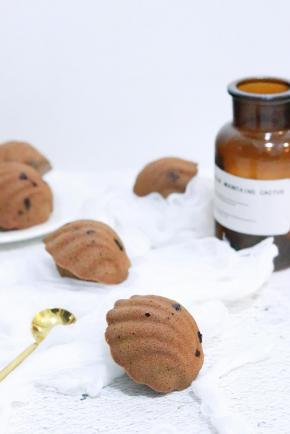 烤好的蛋糕脱模，放置烤网上晾凉，密封保存。