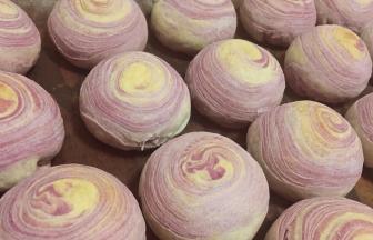 全部包好的紫薯酥放入预热好的烤箱中层，上下火160度25分钟左右。注意观察上色情况，然后调整温度。