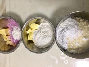 将水油皮和油酥材料分别混合，揉成光滑的面团，加盖子静置半小时。