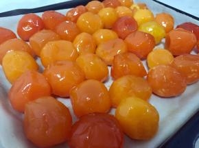 鸭蛋黄表面喷洒适量料酒，送入烤箱中层，200度烤五到八分钟，然后取出晾凉。和肉松一起包入准备好的豆沙或其他馅料中，搓成圆球备用。