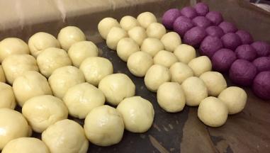 静置后的油皮和油酥面团分别分成十个等份量的小面团。