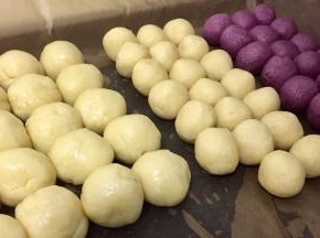 静置后的油皮和油酥面团分别分成十个等份量的小面团。