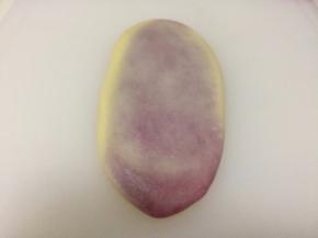 然后用擀面杖擀成牛舌状