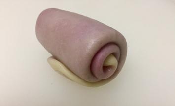 卷起后静置十五分钟左右。然后重复上述步骤，将卷起的面团压扁再次擀成牛舌状，然后卷起静置十五分钟。