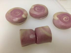 取一个充分开酥后的面团，从中间切开，然后花纹清晰的两面朝外，将两瓣面团合在一起压扁。