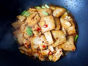 加入适量清水煮开，盖上锅盖小火焖一分钟。