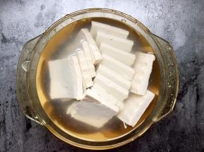 放入淡盐水中浸泡一会儿去除豆腥味。