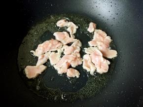 煎豆腐的油锅再次烧热放入肉片翻炒变色。