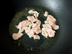 煎豆腐的油锅再次烧热放入肉片翻炒变色。