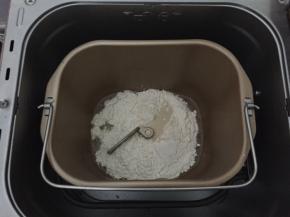 将饼皮全部材料放入面包机，和面20分钟，