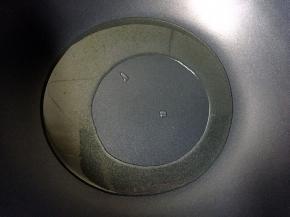 热锅倒油烧至八成热。