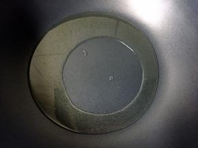 热锅倒油烧至八成热。