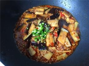 沿锅边倒入调味汁，撒上葱花翻炒均匀，片刻出锅。