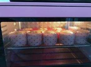 放入预热好的烤箱中层上下火170度烤18分钟左右（看模具和纸杯大小调整时间）