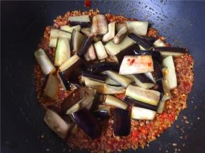 放入茄子翻炒均匀。