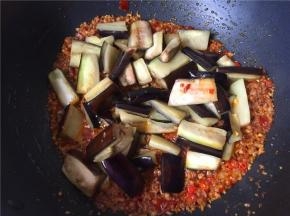 放入茄子翻炒均匀。