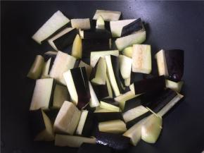 放入茄子煸炒变软变色。