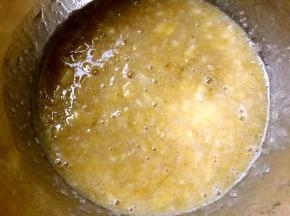 加入蜂蜜和水搅拌均匀