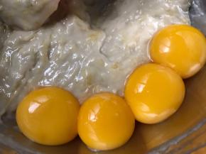 鸡蛋分离，面糊里加入蛋黄