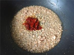 加入一勺豆瓣酱炒出香味。