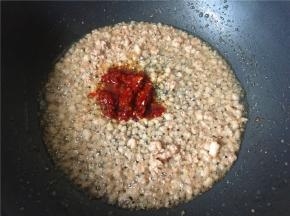 加入一勺豆瓣酱炒出香味。