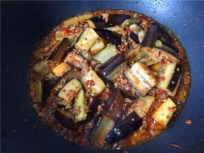 加入适量清水煮开，小火焖一分钟。