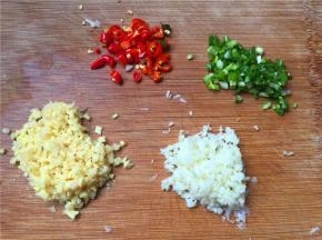 将四种配料切成小碎末。小葱分开装。