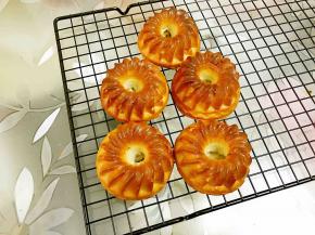 出炉，无油但是依然松软轻盈，烘烤的时候满屋弥漫着香甜