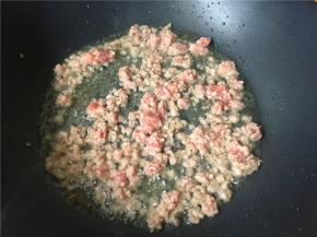 放入肉末煸干水分。