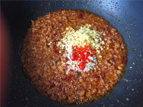 加入除小葱外的三种配料翻炒均匀。