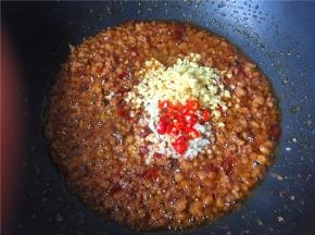 加入除小葱外的三种配料翻炒均匀。