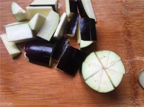 茄子切块。