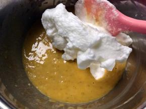 分三次把蛋白跟蛋黄糊翻拌混合